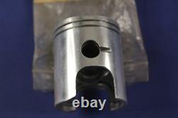 NOS Suzuki OEM Piston GT250 GT380 T20 TC250 12103-33810-100 12110-33713