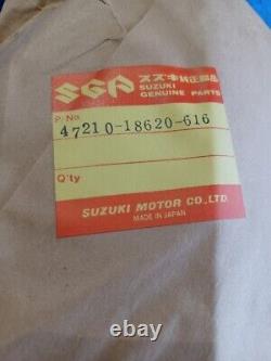 Suzuki Genuine T250J LH Side Panel 47210-18620-616 Candy Red /White NOS Mint