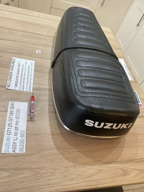 Suzuki Gt125 Gt185 Nos Genuine Seat Assembly With Metal Trim 45100-36201-403 New