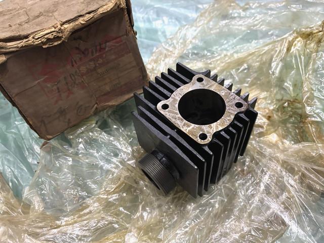 Suzuki T125 T125-ii T125r Stinger Rh Cylinder Nos Genuine Japan P/n 11211-20100