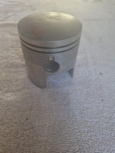 Suzuki T500 Left Piston Genuine Nos