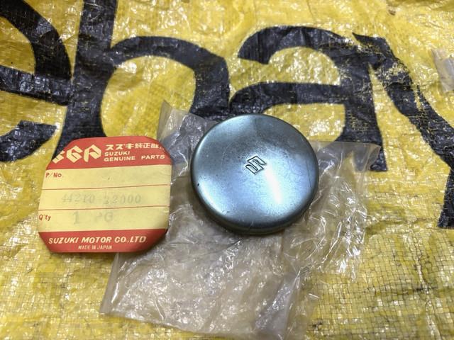 Suzuki T90 T125 Ts50 Ts90 Ts125 Ts185 Fuel Tank Cap Nos Genuine P/n 44210-22000