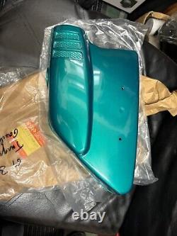 Suzuki gt380 j green side panel 47211-33000-215 NOS